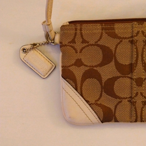 VGUC. Coach Signature C wristlet. - Picture 8 of 9